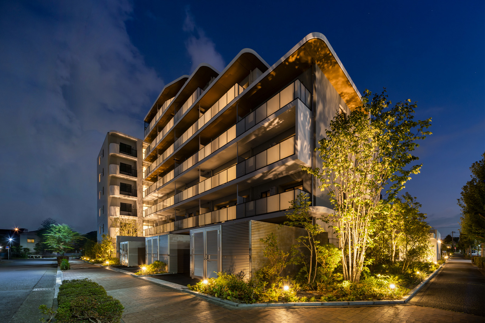 北東側外観（夜景）