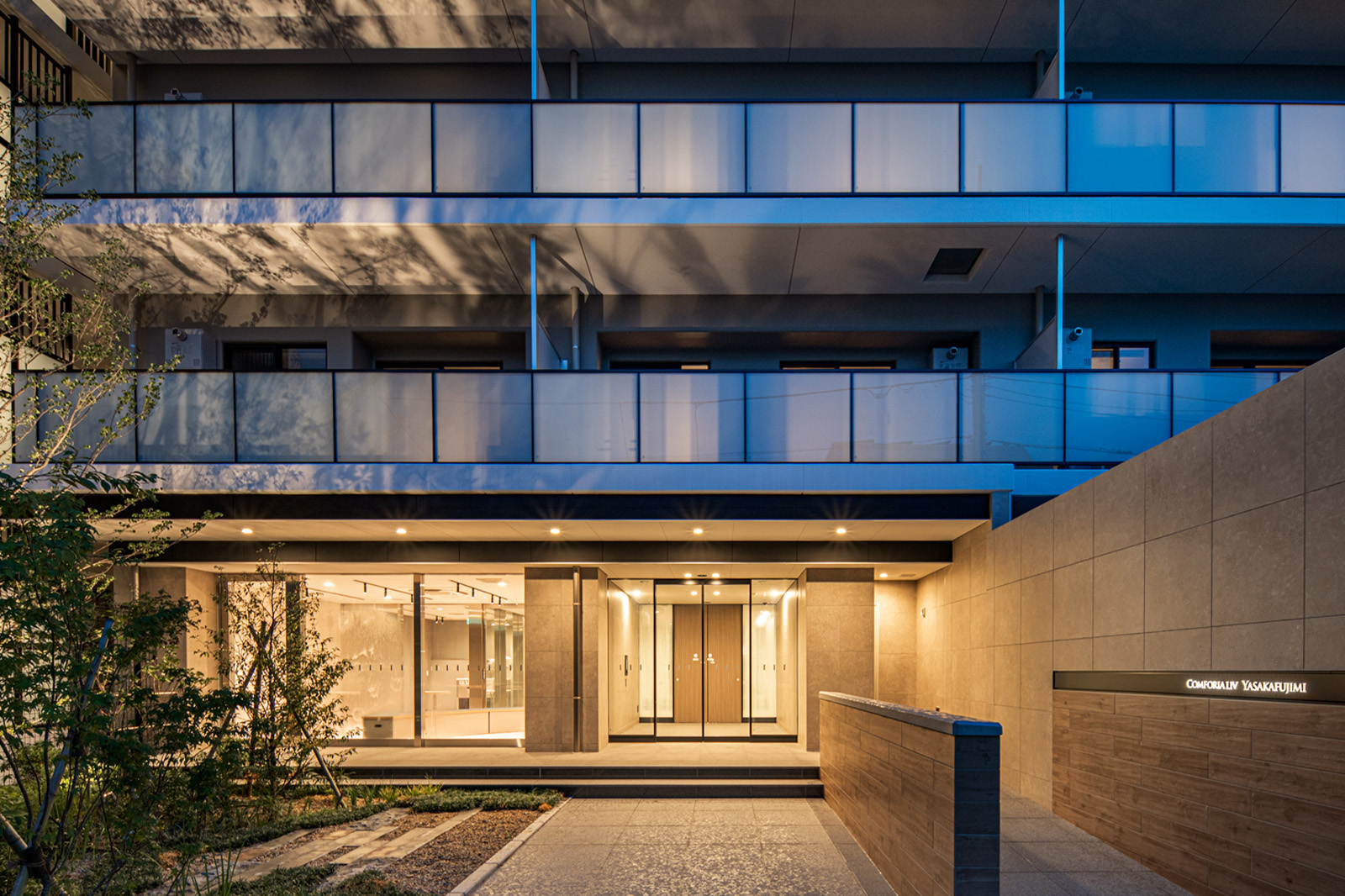 アプローチ（夜景）